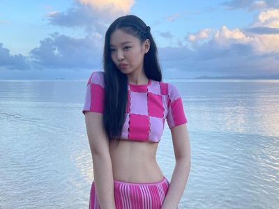 7 Gaya Jennie BLACKPINK Pakai Crop Top Pink, Perut Rampingnya Bikin Salfok