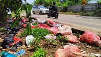 Jorok! Oknum Warga Buang Sampah di Jalan Lingkar Selatan Cisauk