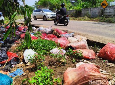 Jorok! Oknum Warga Buang Sampah di Jalan Lingkar Selatan Cisauk