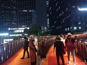 Makin Malam, JPO Pinisi Makin Ramai Dikunjungi Warga untuk Foto-foto