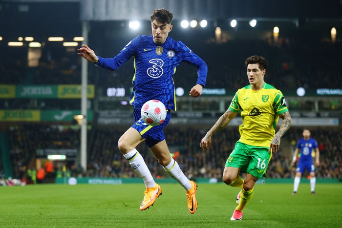 NORWICH, ENGLAND - MARCH 10: Kai Havertz of Chelsea is challenged by Mathias Normann of Norwich City during the Premier League match between Norwich City and Chelsea at Carrow Road on March 10, 2022 in Norwich, England. (Photo by Julian Finney/Getty Images)