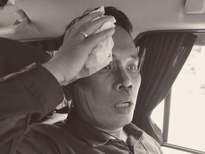 Kasat Intel Polres Jakpus Pingsan di RS Usai Dipukul Besi Pendemo Kasat Intel Polres Jakpus Pingsan di RS Usai Dipukul Besi Pendemo