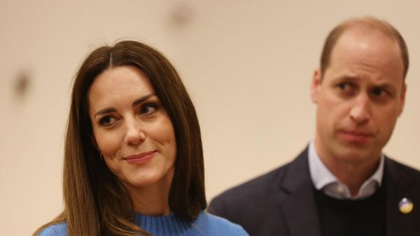 6 Gaya Kate Middleton Dukung Ukraina, Pakai Sweater Biru Rp 10 Juta