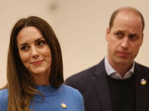 6 Gaya Kate Middleton Dukung Ukraina, Pakai Sweater Biru Rp 10 Juta