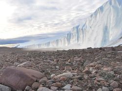 Hujaman Meteor di Greenland Timbulkan Kawah Selebar 31 Km