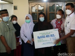 Keluarga Korban Penembakan KKB Terima Santunan Keluarga Korban Penembakan KKB Terima Santunan