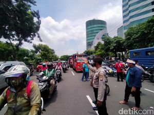 Hindari Frontage A Yani, Puluhan Sopir Truk Demo ODOL Berdatangan Penuhi Jalan