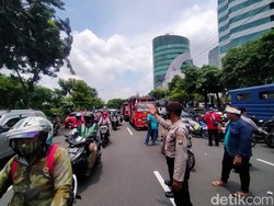 Hindari Frontage A Yani, Puluhan Sopir Truk Demo ODOL Berdatangan Penuhi Jalan