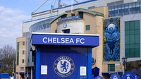 Pemilik Chelsea yang juga miliarder Rusia, Roman Abramovich, dikenal dekat dengan Presiden Rusia Vladimir Putin. Ia pun dikenal sebagai salah satu dari tujuh oligarki yang mendukung rezim Putin di Negeri Beruang Merah. Hal itu membuat Abramovich masuk dalam daftar orang-orang kaya Rusia yang menjadi target hukuman atas aksi Rusia menyerang Ukraina.  