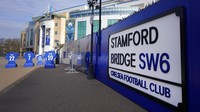 Aset-aset Abramovich di Inggris pun dibekukan, salah satunya klub sepakbola Chelsea yang dimilikinya. Hukuman kepada Abramovich berdampak kepada penjualan Chelsea. Abramovich dilarang menjual klub dan mendapatkan keuntungan dari itu. Namun, Pemerintah Inggris akan mempertimbangkan permohonan lisensi baru untuk mengizinkan penjualan klub, asalkan terbukti bahwa Abramovich tidak akan mendapat manfaat apa pun dari penjualan klub.