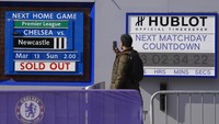 Dana masuk dan keluar Chelsea pun diatur secara ketat. Meski masih dapat menerima uang dari klub-klub lain untuk pinjaman yang ada atau pengaturan penjualan pemain serta pendapatan hak siar dan biaya performa masih bisa dibayarkan ke klub, Chelsea tak diizinkan untuk menggunakan uang yang didapat untuk pekerjaan modal baru, perbaikan Stamford Bridge atau situs-situs milik klub lainnya.