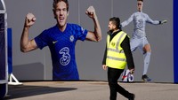 Chelsea kini harus memainkan pertandingan kandang mereka dengan jumlah penonton yang berkurang, lantaran klub tidak akan diizinkan untuk menjual tiket lagi. Hanya pemegang tiket musiman yang diizinkan menghadiri pertandingan di masa mendatang.