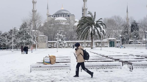 Ketika Masjid Biru Istanbul Tertutup Salju Putih