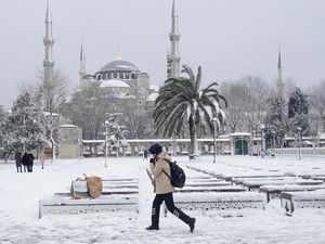 Ketika Masjid Biru Istanbul Tertutup Salju Putih