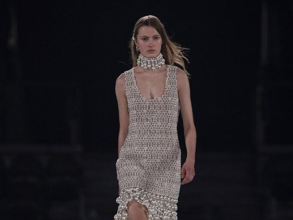 10 Koleksi Busana Streetwear Givenchy Fall/ Winter 2022 di Paris Fashion Week 10 Koleksi Busana Streetwear Givenchy Fall/ Winter 2022 di Paris Fashion Week