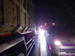 Kemacetan 4 KM Mengular di Ruas Sumedang-Cirebon Gegara Jalan Ambles
