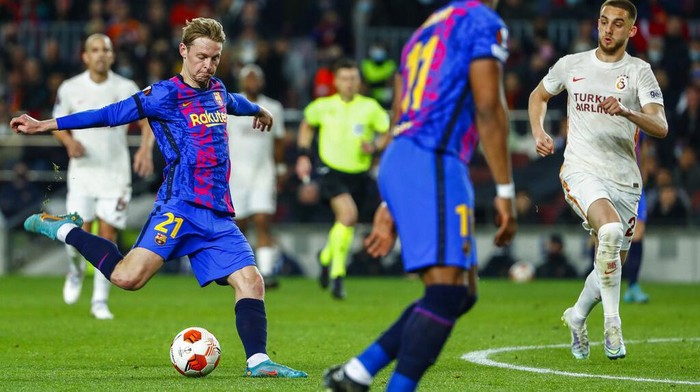 Barcelona's Sergio Busquets heads for the ball during the Europa League, round of 16, first leg soccer match between FC Barcelona and Galatasaray at the Camp Nou stadium in Barcelona, Spain, Thursday, March 10, 2022. (AP Photo/Joan Monfort)