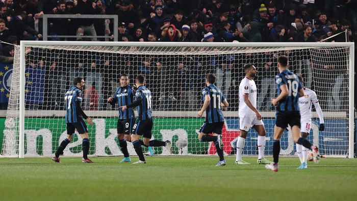 BERGAMO, ITALY - MARCH 10: Luis Muriel of Atalanta BC celebrates scoring their sides third goal of the game with teammates during the UEFA Europa League Round of 16 Leg One match between Atalanta and Bayer Leverkusen at Stadio di Bergamo on March 10, 2022 in Bergamo, Italy. (Photo by Emilio Andreoli/Getty Images)