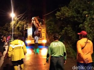Alat Berat Didatangkan Buka Jalur Pacet-Trawas yang Tertutup Longsor