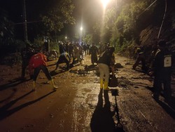 Material Longsor Dibersihkan, Jalur Pacet-Trawas Kembali Dibuka