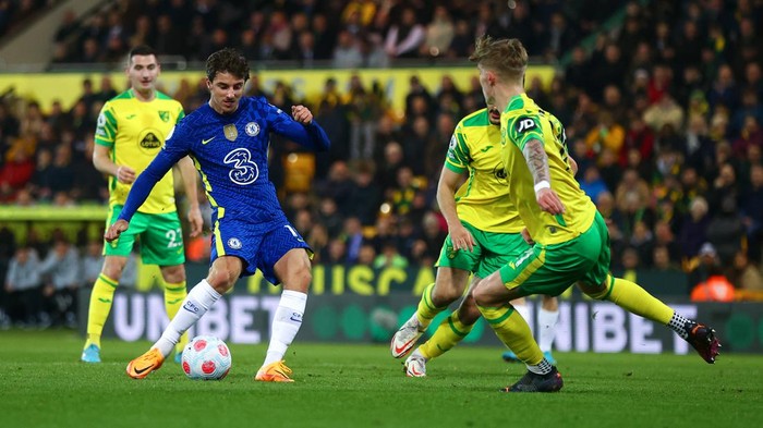 NORWICH, ENGLAND - MARCH 10: Mason Mount of Chelsea scores their teams second goal during the Premier League match between Norwich City and Chelsea at Carrow Road on March 10, 2022 in Norwich, England. (Photo by Julian Finney/Getty Images)