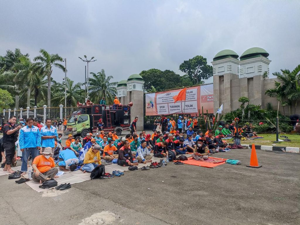 Massa Buruh Salat Jumat di Depan DPR Jelang Demo Tolak Tunda Pemilu