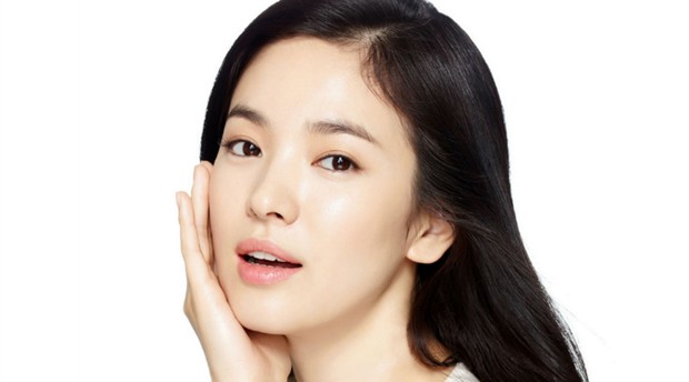 Menggunakan riasan natural dan minim aksesoris/foto: koreaboo.com Menggunakan riasan natural dan minim aksesoris