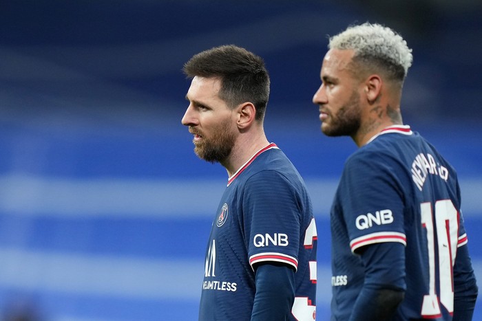 MADRID, SPAIN - MARCH 09: Lionel Messi and Neymar Jr of Paris Saint-Germain look on during the UEFA Champions League Round Of Sixteen Leg Two match between Real Madrid and Paris Saint-Germain at Estadio Santiago Bernabeu on March 09, 2022 in Madrid, Spain. (Photo by Angel Martinez/Getty Images)