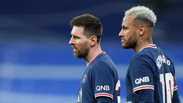MADRID, SPAIN - MARCH 09: Lionel Messi and Neymar Jr of Paris Saint-Germain look on during the UEFA Champions League Round Of Sixteen Leg Two match between Real Madrid and Paris Saint-Germain at Estadio Santiago Bernabeu on March 09, 2022 in Madrid, Spain. (Photo by Angel Martinez/Getty Images)