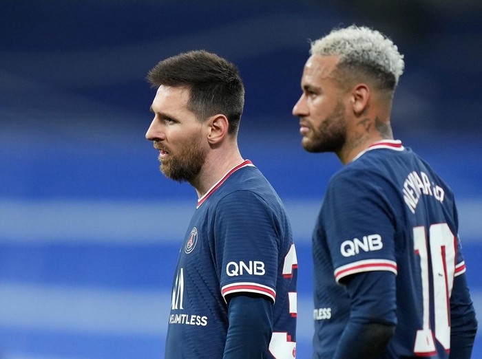 MADRID, SPAIN - MARCH 09: Lionel Messi and Neymar Jr of Paris Saint-Germain look on during the UEFA Champions League Round Of Sixteen Leg Two match between Real Madrid and Paris Saint-Germain at Estadio Santiago Bernabeu on March 09, 2022 in Madrid, Spain. (Photo by Angel Martinez/Getty Images)