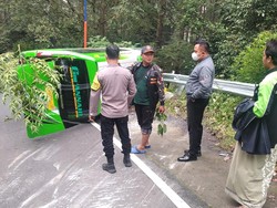 Rem Blong, Minibus Muat 22 Santri Ponpes Sidoarjo Terguling di Magetan