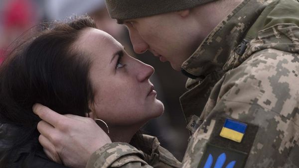 Momen Haru Perpisahan Prajurit Ukraina dan Kekasihnya