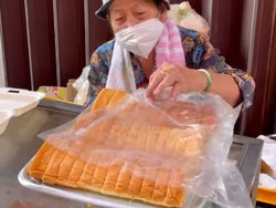 Salut! Nenek 80 Tahun Ini Masih Semangat Jual Kue Gulung Srikaya