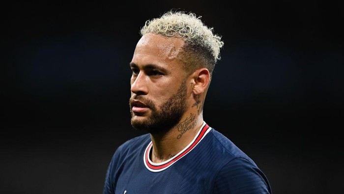 MADRID, SPAIN - MARCH 09: Neymar of Paris Saint-Germain looks on during the UEFA Champions League Round Of Sixteen Leg Two match between Real Madrid and Paris Saint-Germain at Estadio Santiago Bernabeu on March 09, 2022 in Madrid, Spain. (Photo by David Ramos/Getty Images)