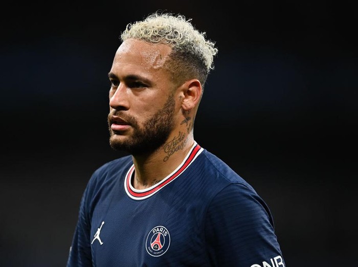 MADRID, SPAIN - MARCH 09: Neymar of Paris Saint-Germain looks on during the UEFA Champions League Round Of Sixteen Leg Two match between Real Madrid and Paris Saint-Germain at Estadio Santiago Bernabeu on March 09, 2022 in Madrid, Spain. (Photo by David Ramos/Getty Images)