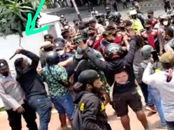 Detik-detik Kasat Intel Polres Jakpus Dipukul Besi Pendemo, Ini Penampakannya