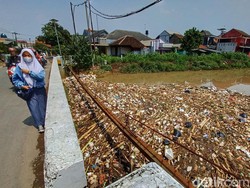 Ada Pulau Sampah Bikin Aliran Sungai Cikeruh Bandung Macet