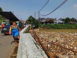 Penampakan Sungai Cikeruh yang Dipenuhi Sampah