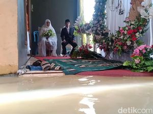 Pantang Mundur, Pengantin di Jombang Gelar Resepsi Meski Dikepung Banjir