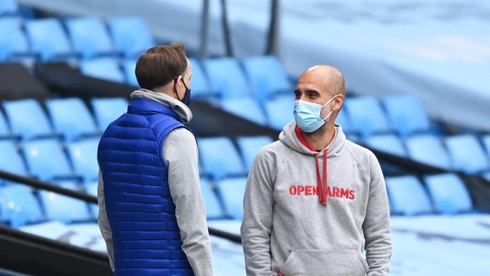 MANCHESTER, ENGLAND - MAY 08: Pep Guardiola, Manager of Manchester City interacts with Thomas Tuchel, Manager of Chelsea prior to the Premier League match between Manchester City and Chelsea at Etihad Stadium on May 08, 2021 in Manchester, England. Sporting stadiums around the UK remain under strict restrictions due to the Coronavirus Pandemic as Government social distancing laws prohibit fans inside venues resulting in games being played behind closed doors. (Photo by Shaun Botterill/Getty Images)