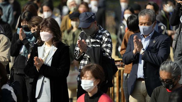 Bunga dan Doa Warnai Peringatan 11 Tahun Tsunami Jepang