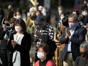 Bunga dan Doa Warnai Peringatan 11 Tahun Tsunami Jepang