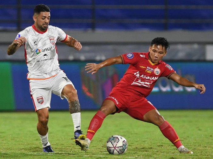 Pesepak bola Persija Jakarta Syahrian Abimanyu (kanan) berebut bola dengan pemain Borneo FC Jonathan Bustos dalam pertandingan sepak bola Liga 1 di Stadion I Wayan Dipta, Gianyar, Bali, Kamis (10/3/2022). Borneo FC berhasil mengalahkan Persija Jakarta dengan skor 2-1. ANTARA FOTO/Nyoman Budhiana/pras.