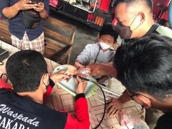 PMK Kota Blitar Lepas Cincin yang Bikin Jari Bocah 10 Tahun Bengkak-Menghitam