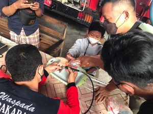 PMK Kota Blitar Lepas Cincin yang Bikin Jari Bocah 10 Tahun Bengkak-Menghitam PMK Kota Blitar Lepas Cincin yang Bikin Jari Bocah 10 Tahun Bengkak-Menghitam