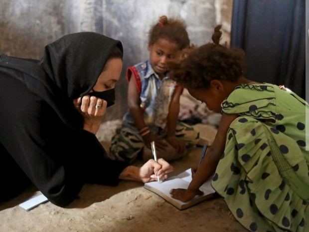 Potret Angelina Jolie bersama anak-anak di Sana'a