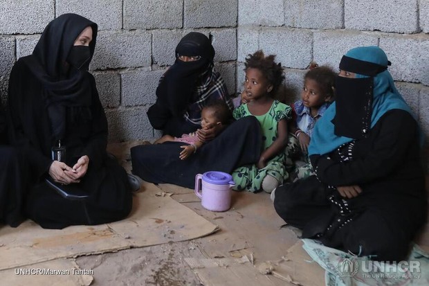 Potret Angelina Jolie bersama korban konflik di Yaman
