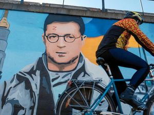 Presiden Ukraina Dibikin Mural di Polandia, Jidatnya Diberi Huruf Z