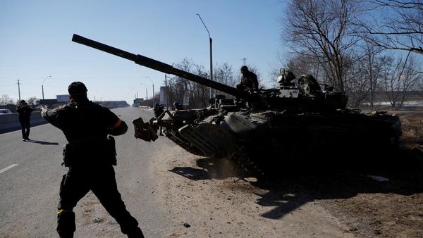 Momen Tentara Ukraina Ambil Alih Tank Rusia