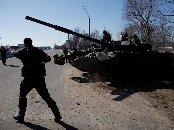 Momen Tentara Ukraina Ambil Alih Tank Rusia